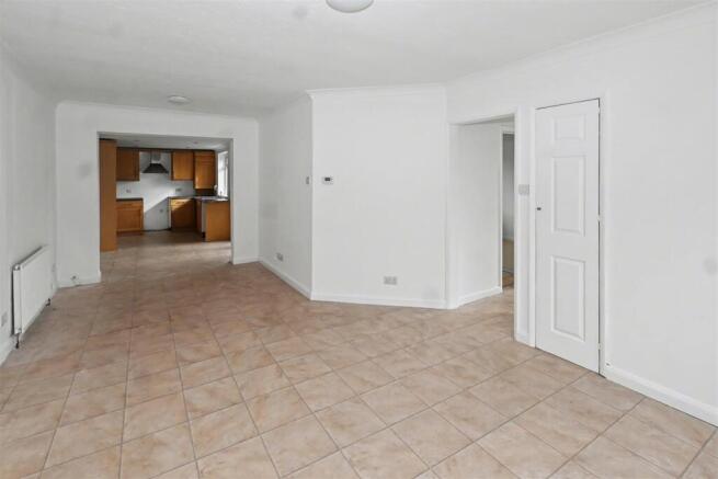 Spacious- No Chain - Thelma Avenue, Canvey Island photo 4