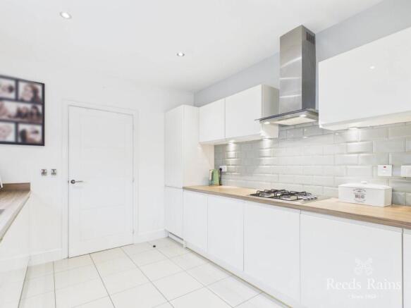 5 bed Detached for sale Image 7