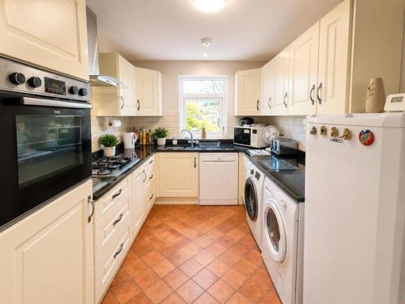 5 bed Detached for sale Image 8