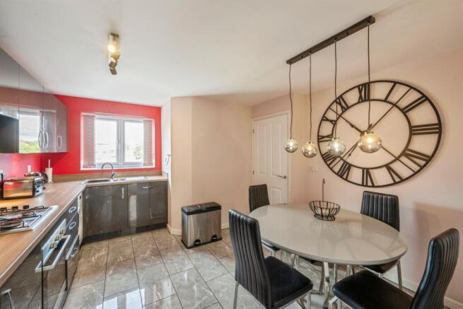 3 bed Semi-Detached for sale Image 8