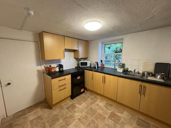 Kitchen 2.jpeg