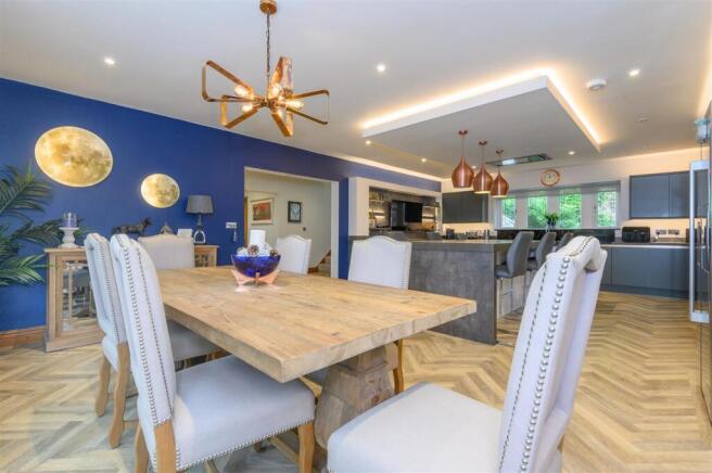 5 bed Detached for sale Image 8