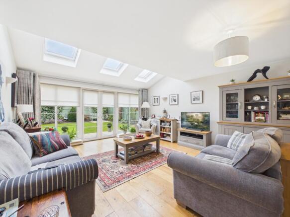 CAM04018G0-PR0482-STILL008