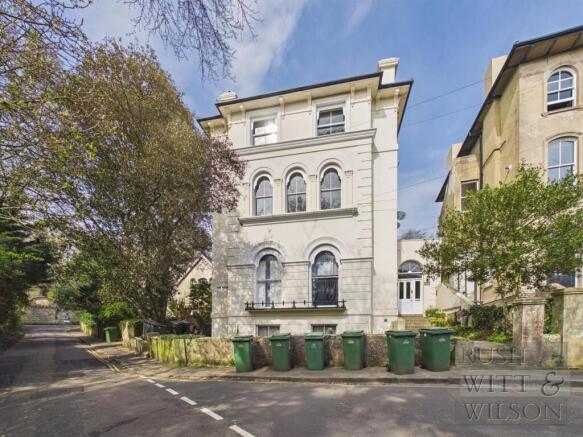 2-bed flat on The Mount, St Leonards-On-Sea, £220,000