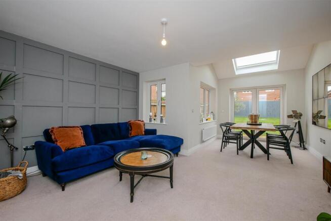 Lounge/Dining Room