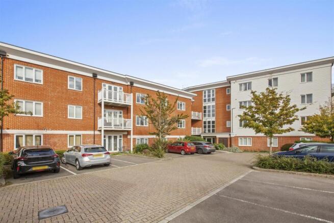 2-bed flat on Chequers Avenue, High Wycombe, £300,000