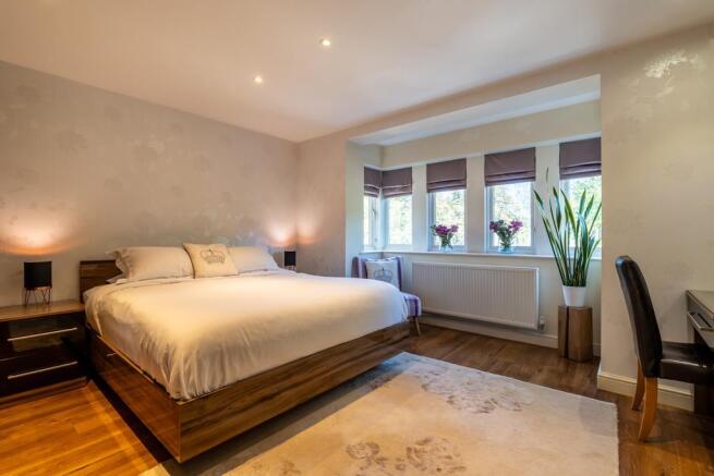 5 bed Detached for sale Image 4