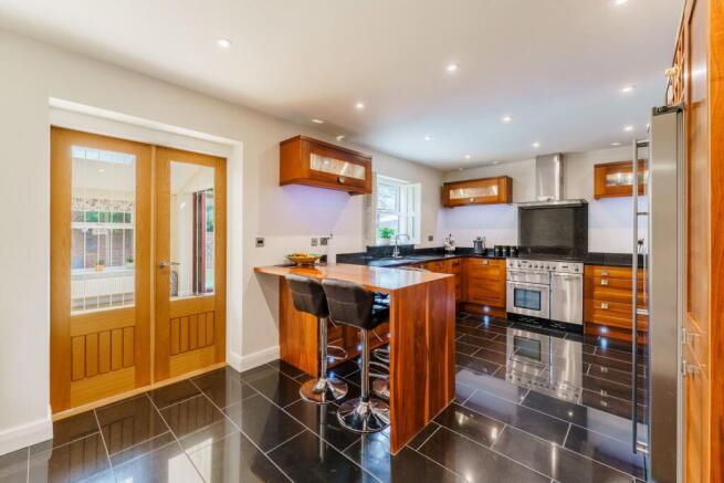 4 bed Detached for sale Image 10
