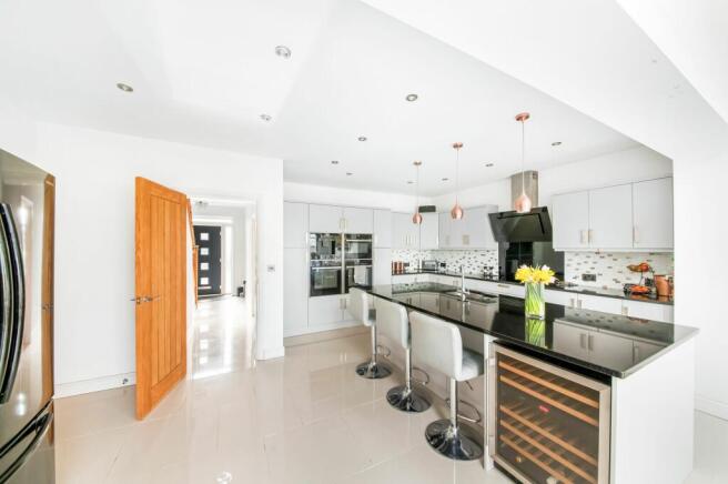 OPEN-PLAN DINING KITCHEN - KITCHEN AREA