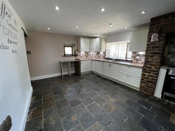 4 bed Detached for sale Image 6