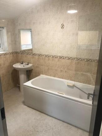 1 Heathcote bathroom.jpg