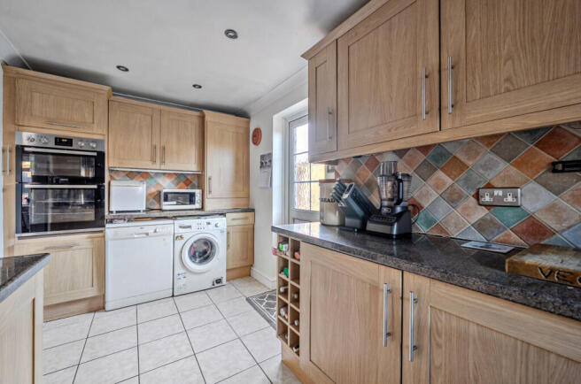 1384870-15-695b8e...