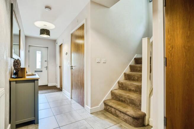 5 bed Detached for sale Image 8