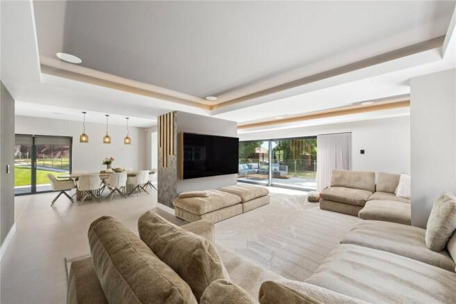 6 bed Detached for sale Image 2