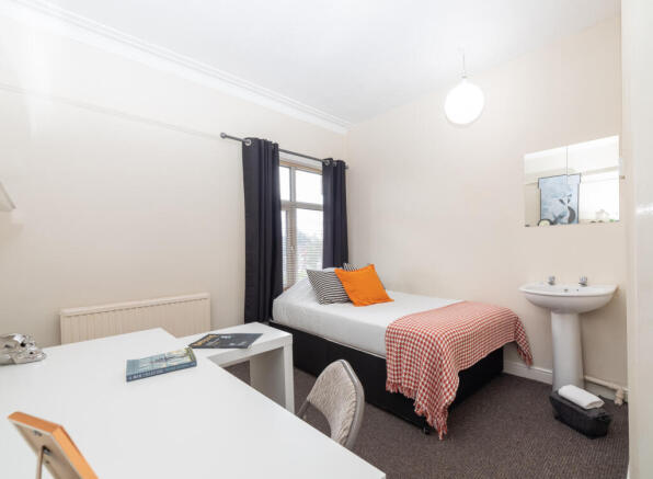 8 bed End of Terrace to rent Image 8