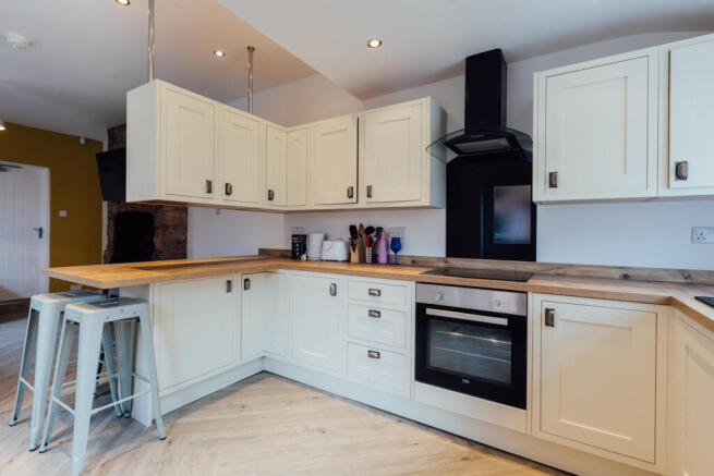 5 bed House to rent Image 5
