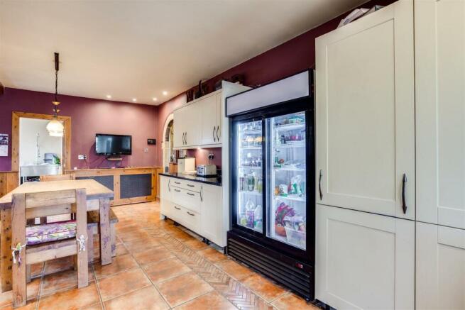 5 bed Detached for sale Image 11
