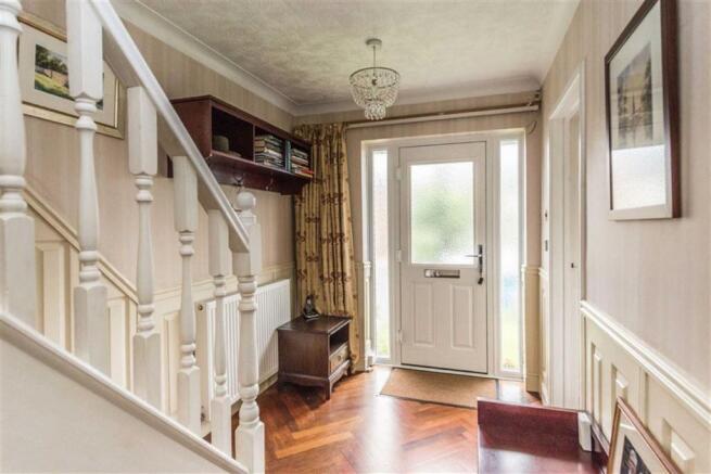 BRIGHT AND AIRY ENTRANCE HALL