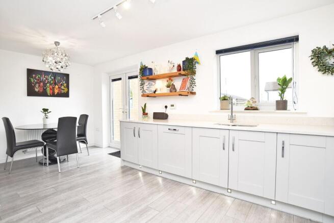 5 bed Detached for sale Image 6