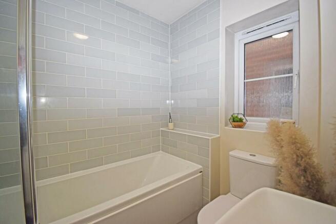 16 Furnival Drive, bathroom c.jpg