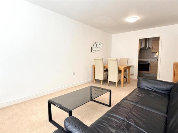 LOUNGE WITH DINING AREA