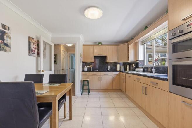 5 bed Detached for sale Image 12