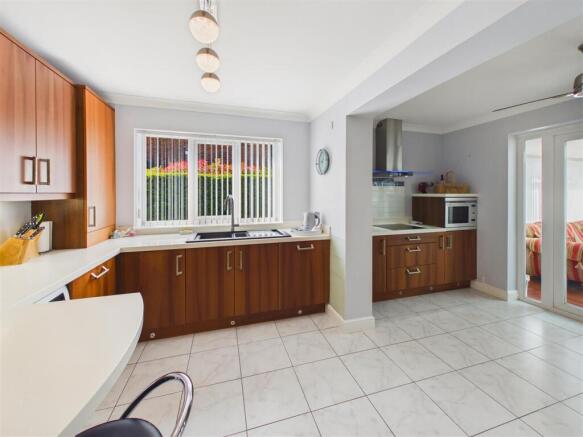 4 bed Detached for sale Image 11
