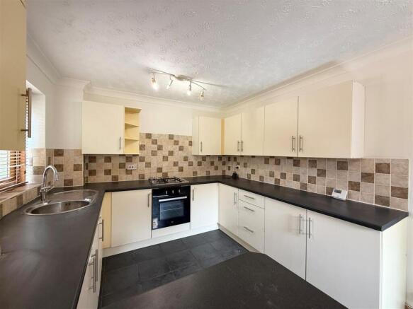 Kitchen 2.jpg