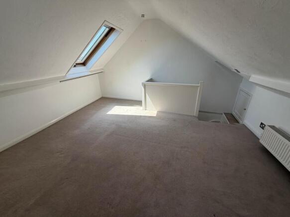 14a kingston top bedroom.jpg