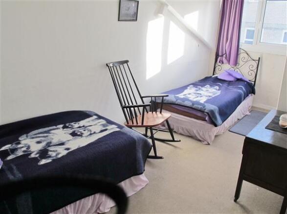 Bedroom (rear)