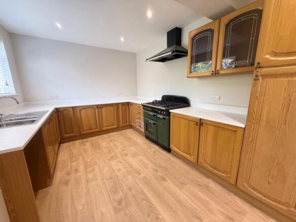 5 bed Semi-Detached to rent Image 5