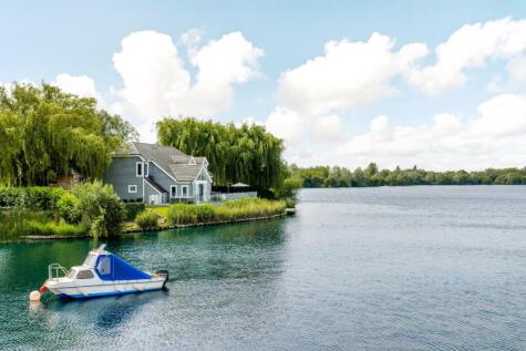 The Peninsula, Cotswold Lakes