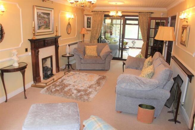 LARGE, ELEGANT LOUNGE