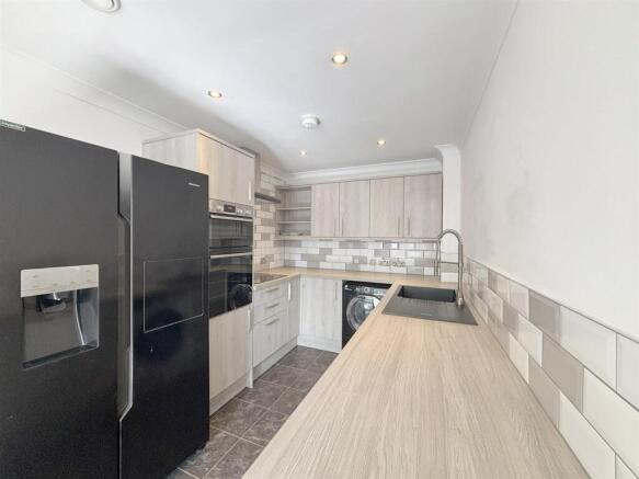 4 bed End of Terrace to rent Image 3