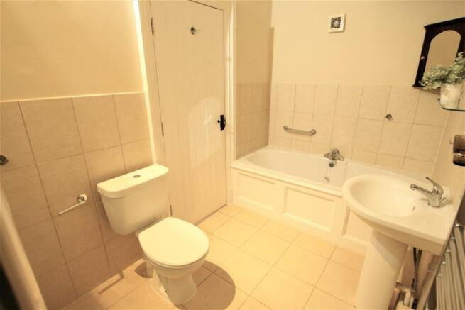 MASTER EN-SUITE