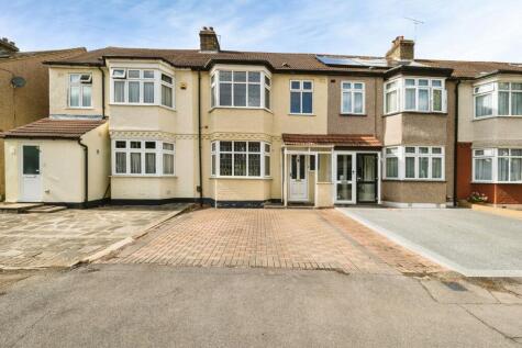 Strathmore Gardens, Hornchurch, RM12