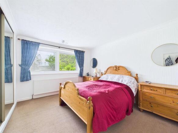 4 bed House for sale Image 12