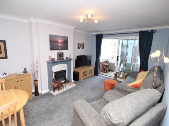 LOUNGE/DINING ROOM