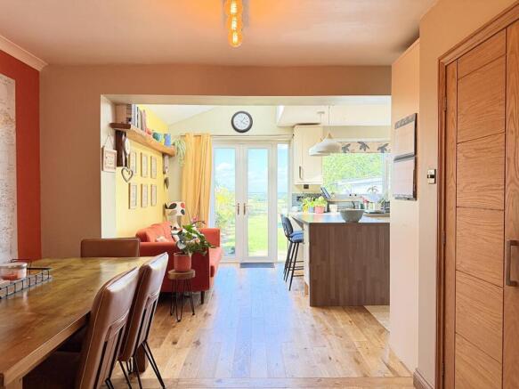 4 bed Semi-Detached for sale Image 7