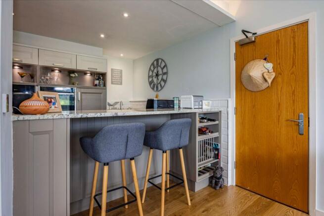 Kitchen/Breakfast Bar