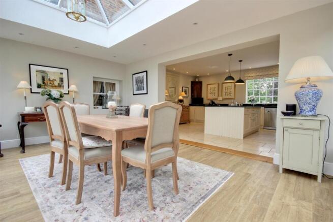 5 bed Detached for sale Image 5