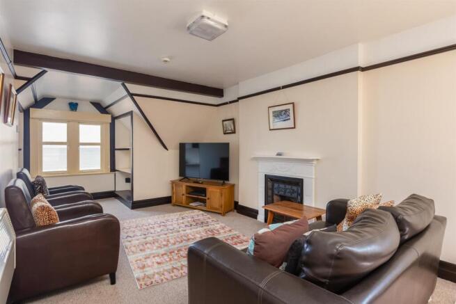 6 bed House for sale Image 9