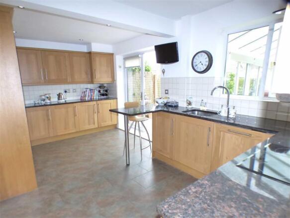 KITCHEN/BREAKFAST ROOM