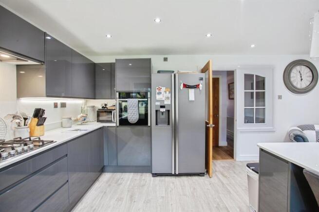 4 bed Detached for sale Image 6