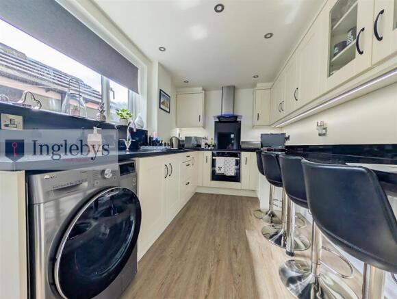 5 bed House for sale Image 11