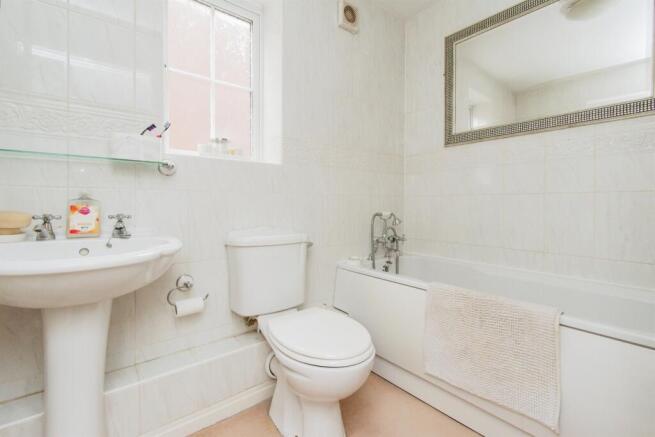 6 bed Detached for sale Image 10