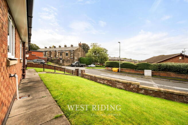 Hillspring Road, Springhead, Saddleworth photo 4