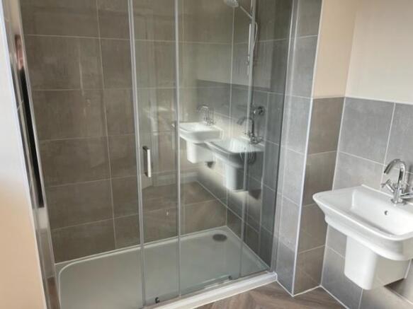 Ensuite double shower.jpg