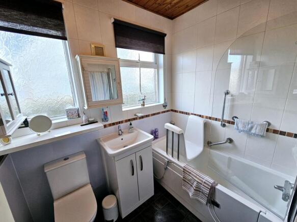 4 bed Detached Bungalow for sale Image 10