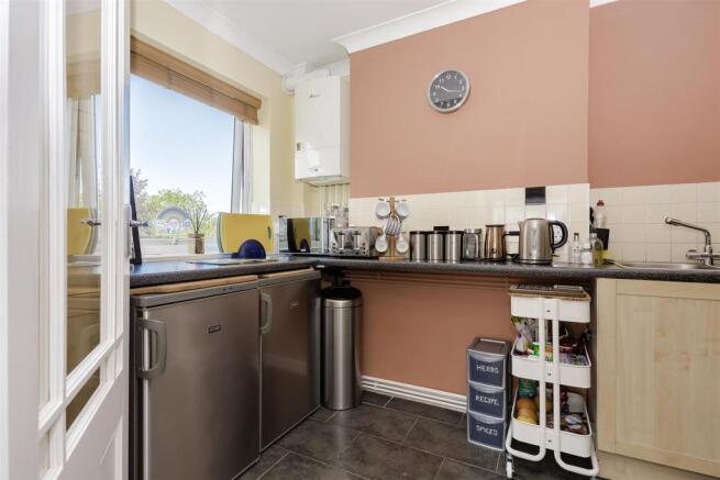 flat-Frobisher-Court-station-approach-cheam-103.jp